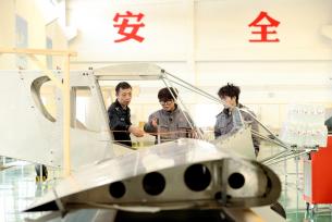 江苏宿迁：民警在飞机制造企业讲解安全知识