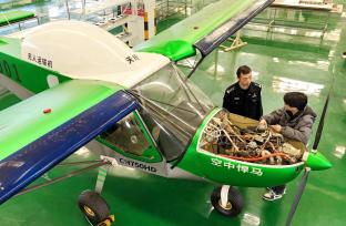 江苏宿迁：民警在飞机制造企业讲解安全知识