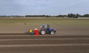 山东东营：村民驾驶农机田间播种冬小麦