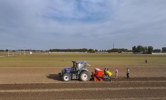 山东东营：村民驾驶农机田间播种冬小麦