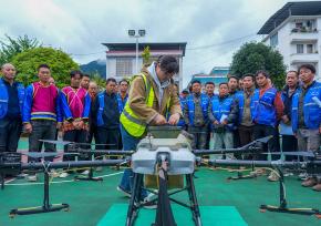 广西融水：苗寨村民学习无人机植保操作