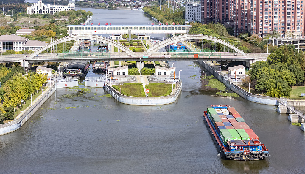 江苏南通：连申线航道货运船舶有序航行