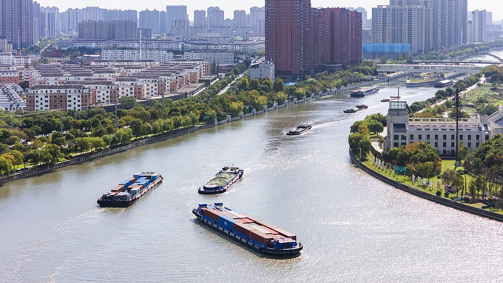 江苏南通：连申线航道货运船舶有序航行