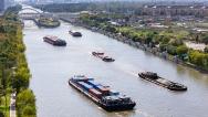 江苏南通：连申线航道货运船舶有序航行