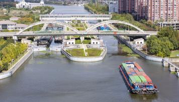 江苏南通：连申线航道货运船舶有序航行