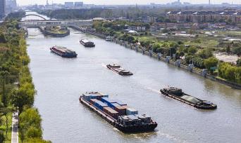 江苏南通：连申线航道货运船舶有序航行