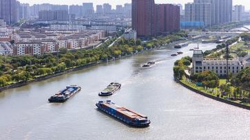 江苏南通：连申线航道货运船舶有序航行