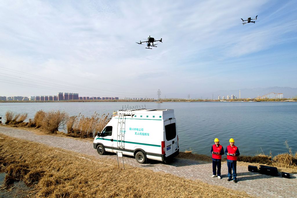 宁夏银川：工人利用无人机巡视保障线路