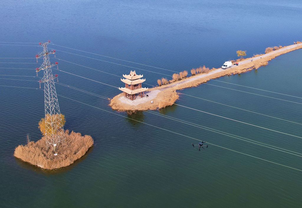 宁夏银川：工人利用无人机巡视保障线路