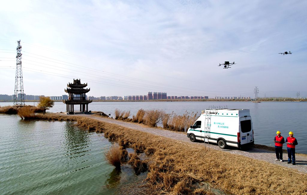 宁夏银川：工人利用无人机巡视保障线路