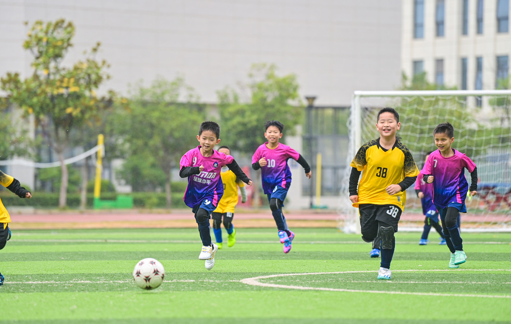 江西赣州：学生参加足球联赛绽放成长风采