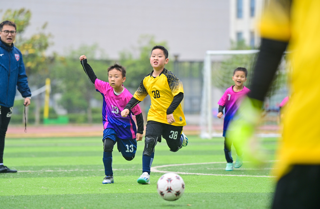 江西赣州：学生参加足球联赛绽放成长风采