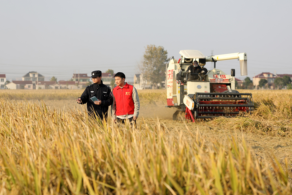 江苏扬州：民警向农机手宣传安全知识