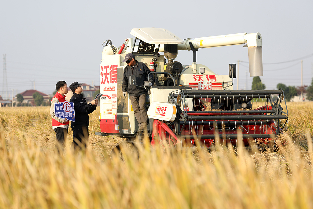 江苏扬州：民警向农机手宣传安全知识