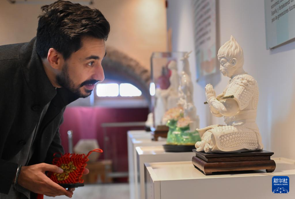 海外网评：中西树立不同社会制度国家共谋发展的典范