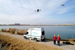 宁夏银川：工人利用无人机巡视保障线路