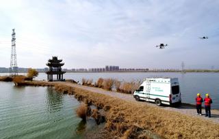 宁夏银川：工人利用无人机巡视保障线路