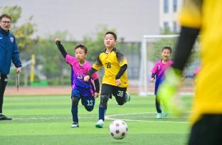 江西赣州：学生参加足球联赛绽放成长风采