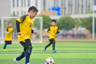 江西赣州：学生参加足球联赛绽放成长风采