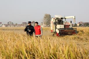 江苏扬州：民警向农机手宣传安全知识