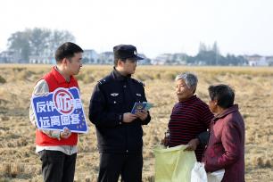 江苏扬州：民警向农机手宣传安全知识