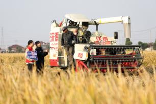 江苏扬州：民警向农机手宣传安全知识