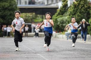 贵州黔东南：校园运动会助力学生健康成长