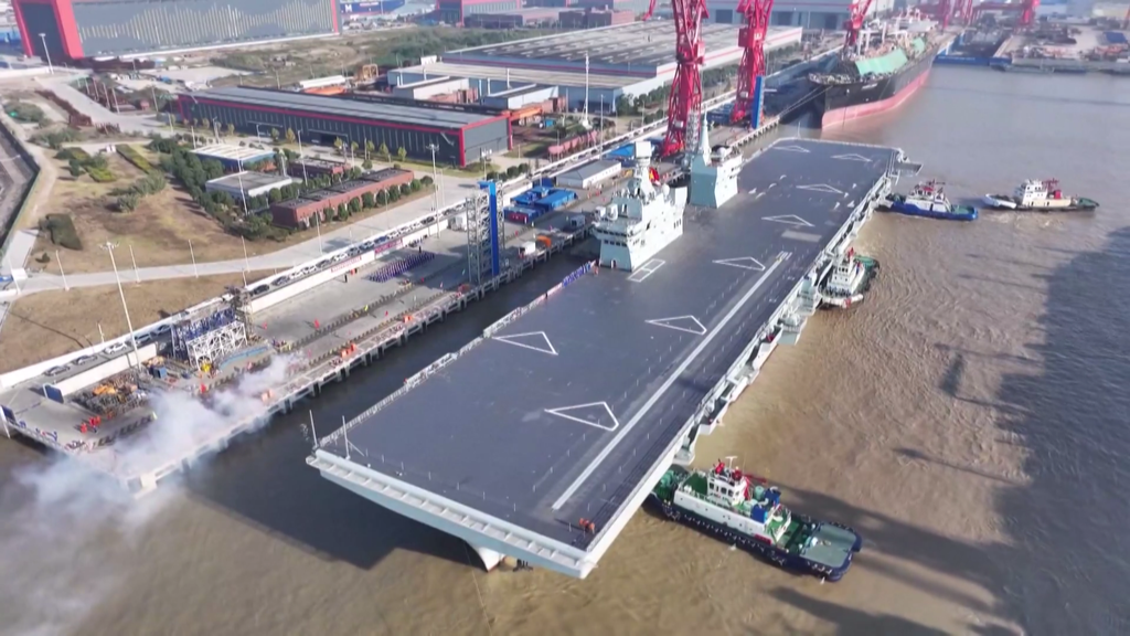 海军四川舰开展首次航行试验