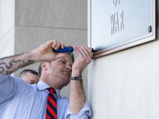 美防長(zhǎng)動(dòng)手，給五角大樓安上“戰(zhàn)爭(zhēng)部”名牌