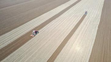 河南周口：北斗导航赋能无人驾驶农机