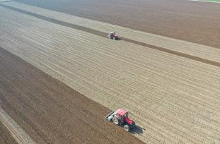 河南周口：北斗导航赋能无人驾驶农机