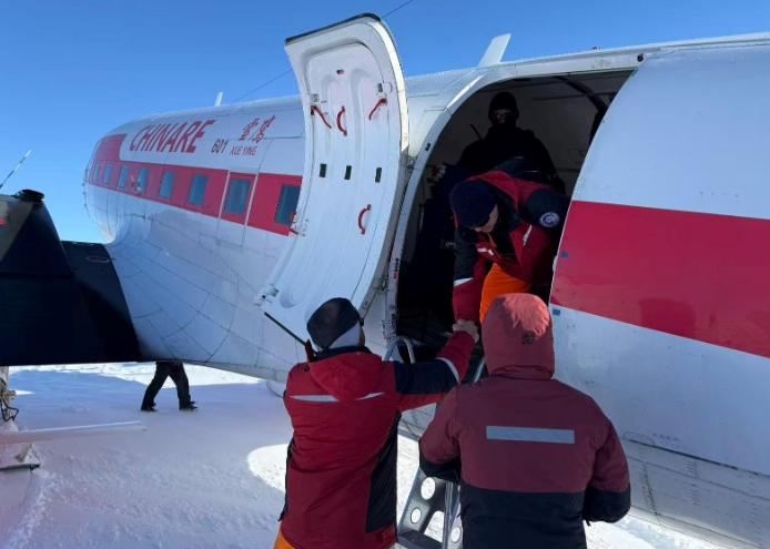 中國南極考察隊(duì)成功救援1名俄南極考察站病員