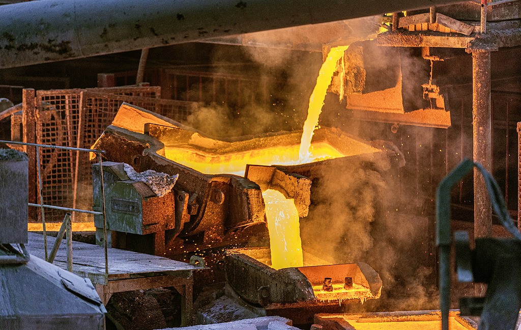 山西运城：工人在冶炼车间忙碌作业