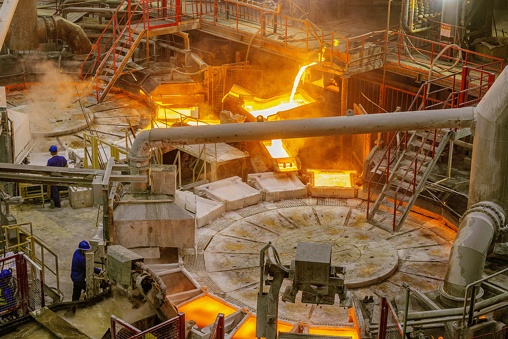 山西运城：工人在冶炼车间忙碌作业