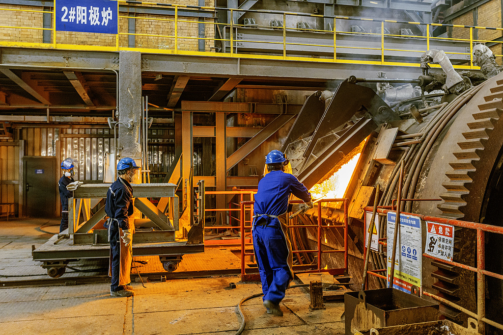 山西运城：工人在冶炼车间忙碌作业
