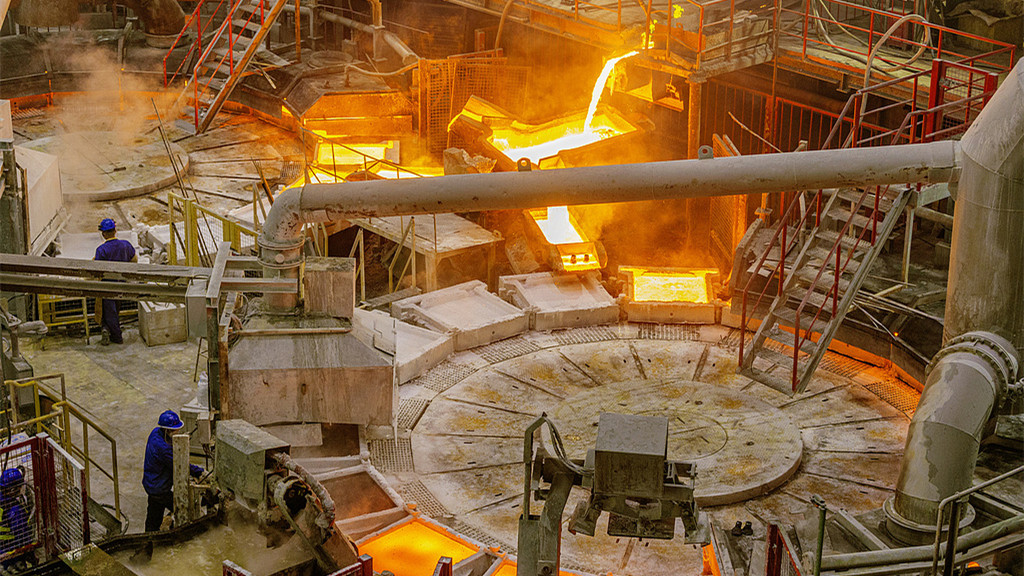 山西运城：工人在冶炼车间忙碌作业