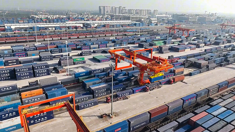 陕西首趟“中吉乌”铁公联运国际班列开行