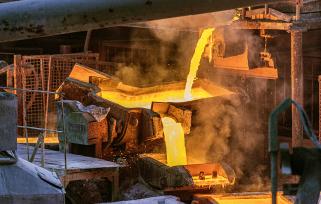 山西运城：工人在冶炼车间忙碌作业