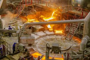 山西运城：工人在冶炼车间忙碌作业