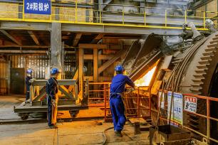 山西运城：工人在冶炼车间忙碌作业