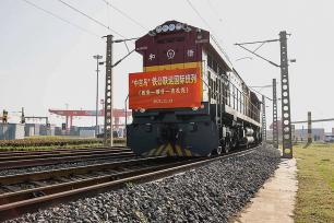 陕西首趟“中吉乌”铁公联运国际班列开行