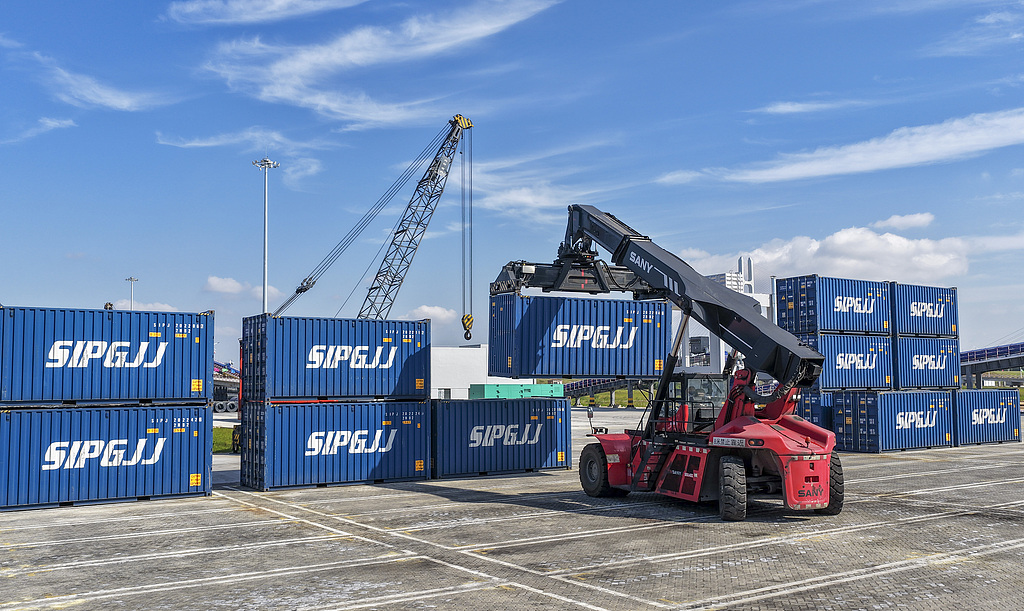 江西九江：集装箱码头有序调度、装卸