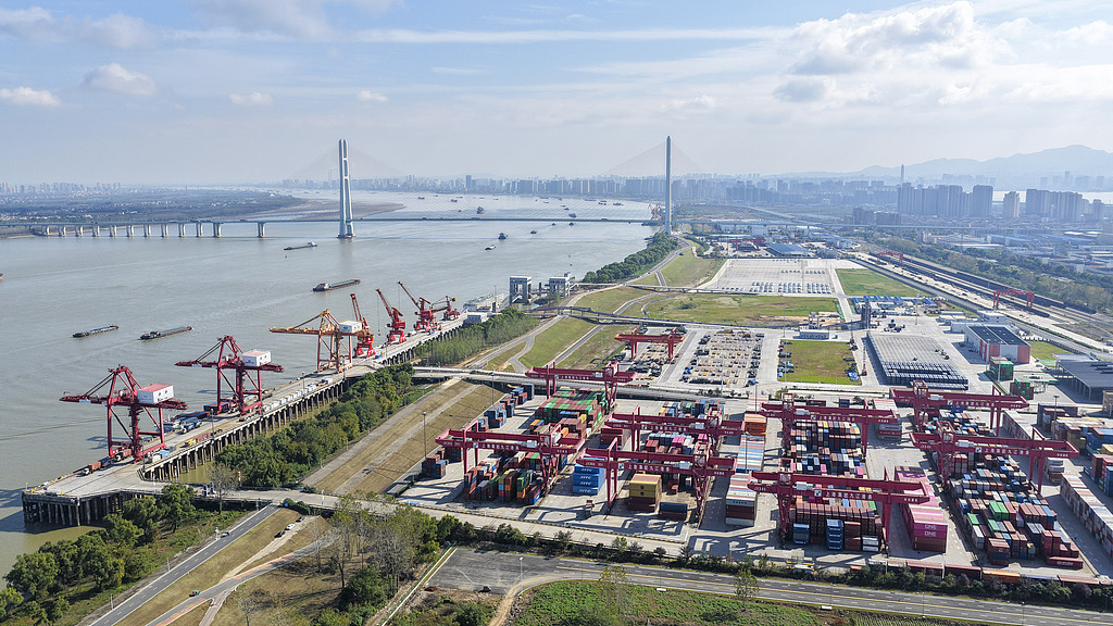 江西九江：集装箱码头有序调度、装卸