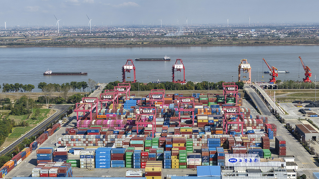 江西九江：集装箱码头有序调度、装卸