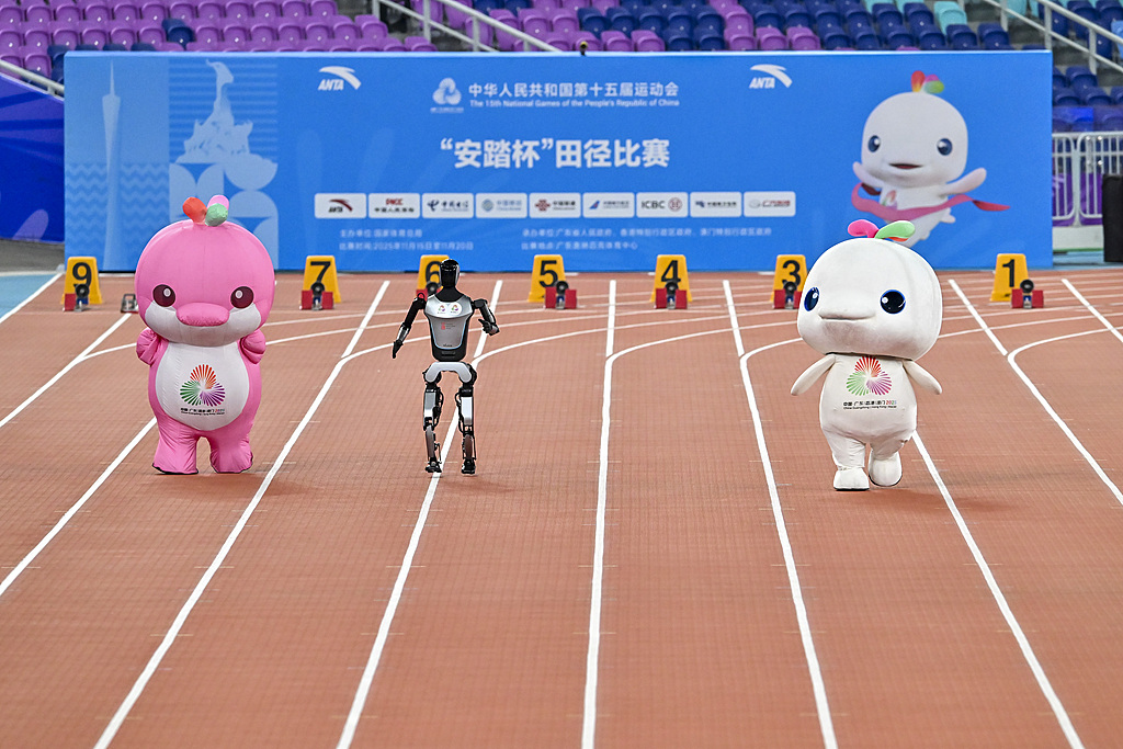“喜洋洋”“乐融融”百米赛道大战机器人