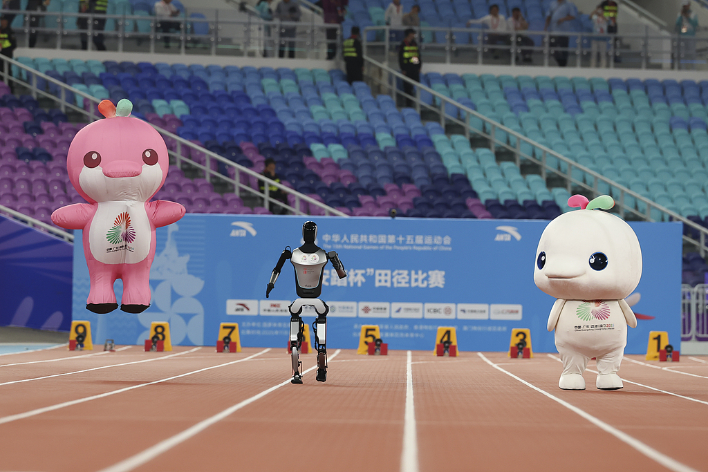 “喜洋洋”“乐融融”百米赛道大战机器人