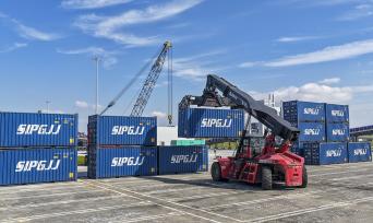 江西九江：集装箱码头有序调度、装卸