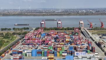 江西九江：集装箱码头有序调度、装卸