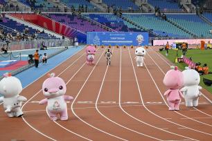 “喜洋洋”“乐融融”百米赛道大战机器人