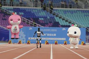 “喜洋洋”“乐融融”百米赛道大战机器人